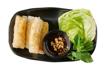 Nems au porc avec sauce et salade verte vue du dessus