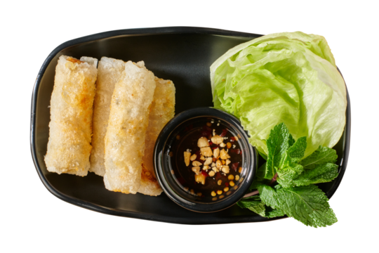 Nems au porc avec sauce et salade verte vue du dessus