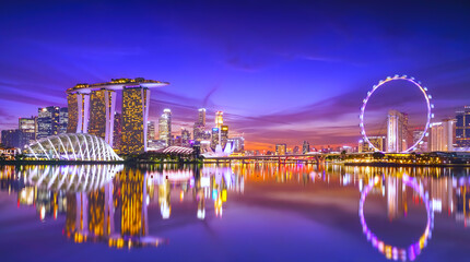Fototapeta premium View of the skyline at the Downtown Core along Marina Bay at dusk in Singapore.