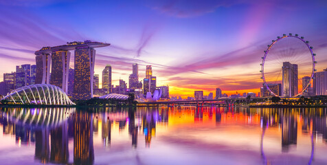 Fototapeta premium View of the skyline at the Downtown Core along Marina Bay at dusk in Singapore.