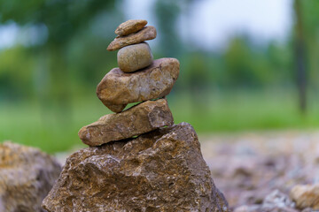 stos kamieni w parku na rozmytym tle