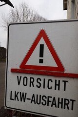A sign with a red triangle and the word VorSchicht written on it