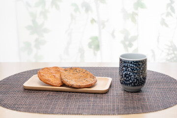 日本の伝統的おやつ、せんべいとお茶