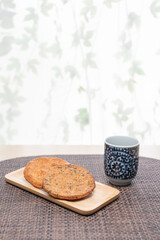 日本の伝統的おやつ、せんべいとお茶