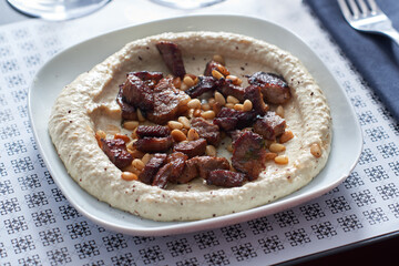 Houmous et agneau grillé