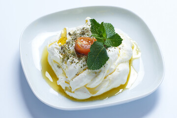 fromage frais libanais et tomate cerise et feuille de menthe fraiche