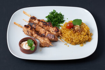 Brochette de poulet grillé avec riz