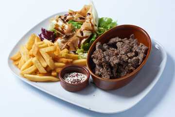 Repas frites et viande spécialité Libanaise