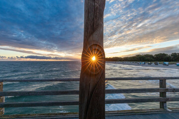 zum Sonnenaufgang auf der Seebrücke von Zingst an der Ostsee.