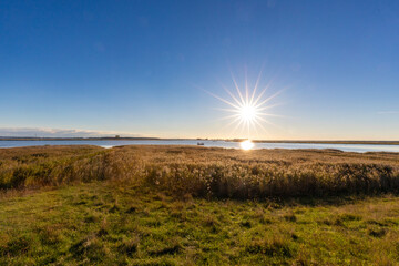 Tiefstehende Sonne &uuml;ber dem Bodden vor Zingst.