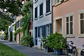 Malerische Hausfassaden am Rheinufer in Kleinbasel