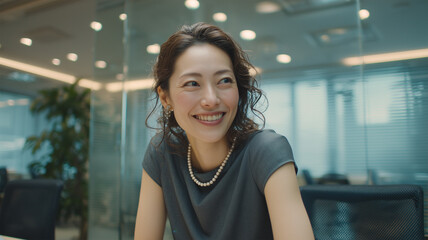 女性が温かく意見を肯定する