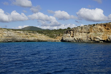 Fototapeta premium Felsenküste an der Ostküste von Mallorca bei Sonnenschein