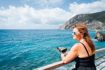 Femme touriste regardant la plage de Monterosso Al Mare des Cinque Terre. Vacances à la mer. Femme...