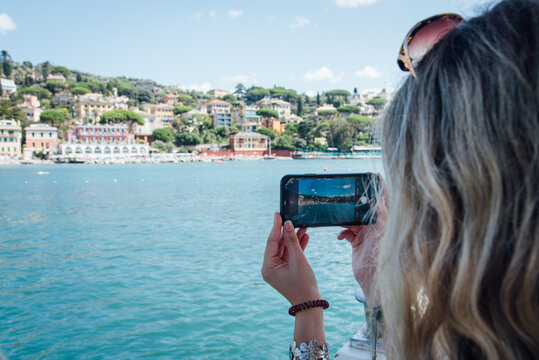 Femme touriste prenant des photos avec son smartphone sur la c&ocirc;te italienne de Ligurie. Vacances &agrave; Rapallo. Voyage en bateau sur la mer M&eacute;diterran&eacute;e. Italie en &eacute;t&eacute;