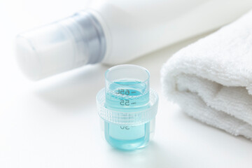白背景に洗濯洗剤とタオル