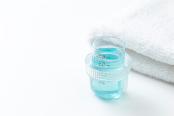 白背景に洗濯洗剤とタオル