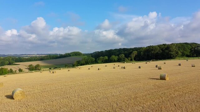 survol d'un champ de round baller en drone