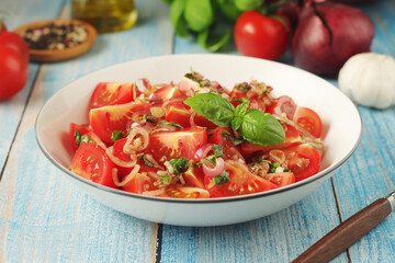 A bowl with Romanian tomato salad de Rosii	