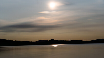 Obraz premium Stiller See bei Sonnenuntergang – Spiegelung und Weichzeichnung der Landschaft