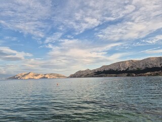 Fototapeta premium Baśka - wyspa Krk - Chorwacja - morze i plaża przed zachodem słońca
