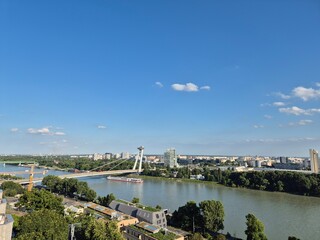 Obraz premium Bratysława - Słowacja - 2025 - podróże, atrakcje, zamek, stare miasto, most, Dunaj.