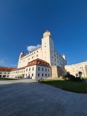 Obraz premium Bratysława - Słowacja - 2025 - podróże, atrakcje, zamek, stare miasto, most, Dunaj.