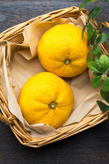 籠に入った新鮮な柚子