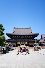 Naklejka premium 快晴の中の本堂と五色幕