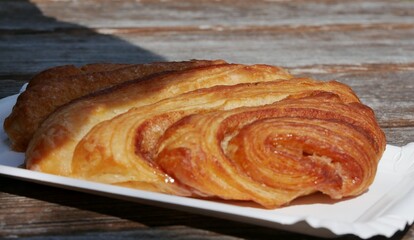 Hamburger Franzbrötchen auf dem Teller im Freien