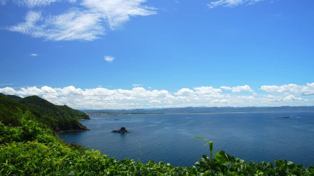 島根県出雲市大社町からの青空が広がる日本海の海岸線_固定