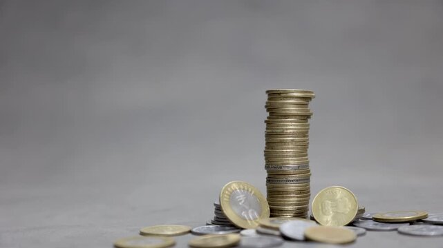 Time-Lapse of ₹10 Coin Stack Growing with Scattered Coins Below