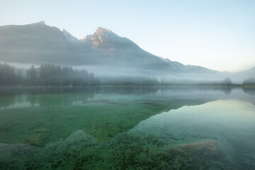 Magischer Sonnenaufgang am Hintersee im Berchtesgadener Land