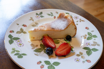 ベリーを添えたThe British Wine and Tea Shopのベイクドチーズケーキ
