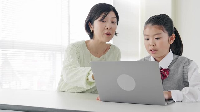パソコン、ノートパソコン、プログラミング、教室、スクール、先生、教師、学習、勉強、子ども、子供、授業、PC、DX、小学生、指導、教える、デジタル、女性、データ、レッスン、コピースペース、室内、女子、日本人、スーツ、講師、学習塾、情報、リテラシー、インターネット、オンライン、web、eラーニング、検索、使う、生徒、女の子、キッズ、STEAM教育、STEM、PDS、LMS、SCORM、GIGAスクール