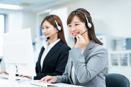 オペレーターの若い女性