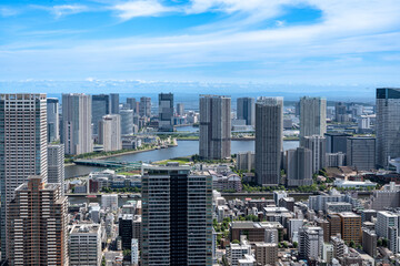 Obraz premium tokyo bay skyline with blue sky and many condominiums