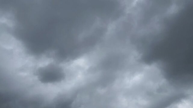 右から左への雲の流れ　タイムラプス