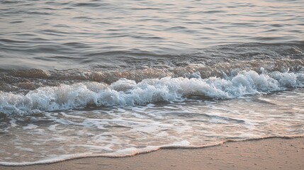 Fototapeta premium Gentle Ocean Waves Rolling on Shore at Dusk – Serene Coastal Scene with Soft Foam and Calm Tides