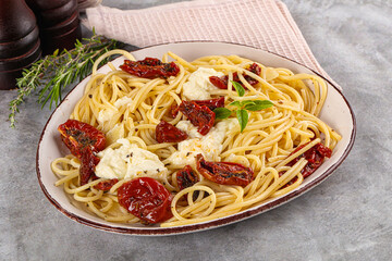 Italian spaghetti with stracciatella and tomato