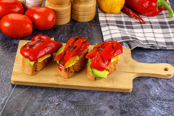 Bruschetta with avocado and grilled pepper