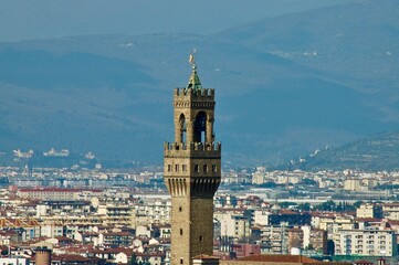 Torre medievale all'interno delle mura del  comune di Firenze .  Veduta dall'alto  di tutta Firenze
