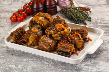 Baked oztail with tomato and carrot
