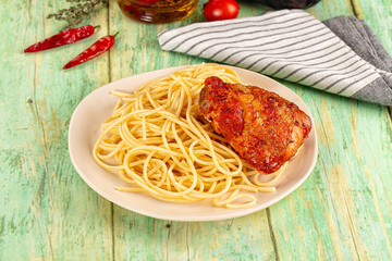 Pasta spaghetti with chicken thighs