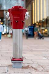 Nahaufnahme eines roten Feuerhydranten vor einem Einkaufszentrum, Deutschland.