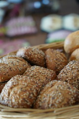 Frühstücksbrötchen mit Sesam und Leinsamen im Körbchen auf Buffet, Cateringservice
