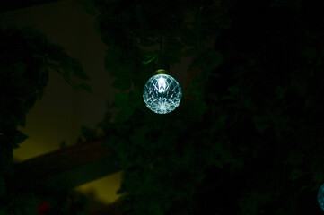 Naklejka premium Close-up of the lighting indoors. Light bulb. Interior design, decoration. Lighting equipment.