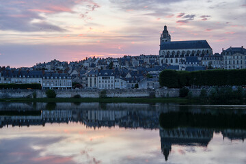 Blois avec sunset, vue sur la cathédrale  Saint Louis