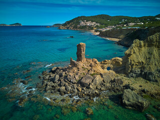 Formaci&oacute;n rocosa costera de Es Paller, Ibiza, vista a&eacute;rea desde dron sobre aguas turquesas (Cala Sant Vicen&ccedil;)