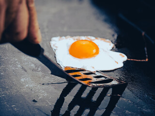 Spiegelei auf Holzgrill